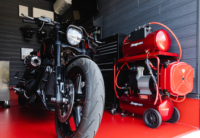 赤と黒で統一したバイクと工具を置ける専用ガレージ