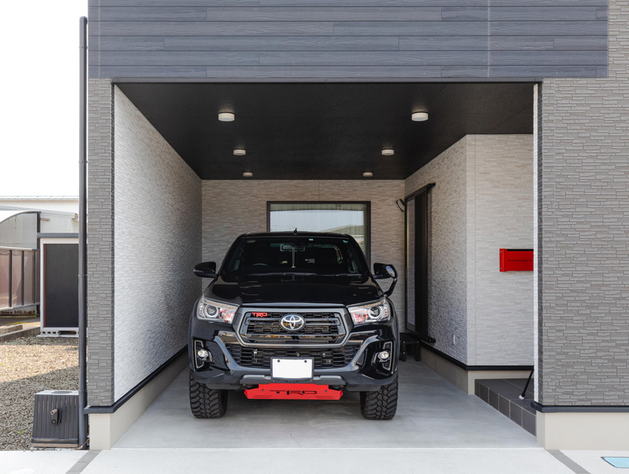 リビングに面した大きな窓のある車用ガレージ